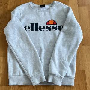 Säljer denhär supersnygga tröjan från Ellesse. Den är välanvänd och den är i hyfsad bra skick. Den har inga fläckar på sig (iaf inget jag märkt) Köpt för 599kr🫶🏼
