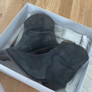 Skor - Säljer mina isabel marant skor ,  helt nya har haft på mig dom två gånger , storlek 38 passar 39 också