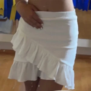 Volang kjol  - Jag säljer en superfin vit volangkjol från Nelly. Använt några gånger. Säljer för 150 men pris kan diskuteras. Skriv för frågor eller fler bilder 