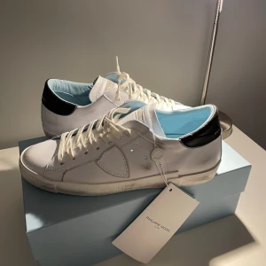 Philipe Model skor - Helt nya Philipe model skor, aldrig använda. Skorna är storlek 41 men är inte helt TTS så dessa passar även 42. Riktigt snygga nu till våren och sommaren, hör av er vid intresse!