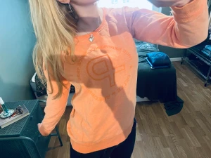 Pelle p tröja - Collage tröja från pelle p som är Så skön och i en så fin färg, storlek m men passar nog bättre s. Inga defekter!