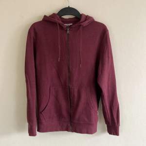 Jack&Jones zip hoodie säljes. I gott men använt skick (inga fläckar)