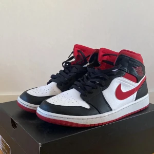 Nike Jordan 1 gym red black white - Säljer min killes väldigt fina och sparsamt använda jordans då han ej använder längre och knappt gjort då han är för rädd om dem, väldigt fint skick på dessa jordan 1’s i färgen gym red! Nypris för denna storlek 2650kr!  PRIS GÅR ATT DISKUTERAS!!