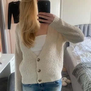 Fin beige kofta - Säljer denna jätte snygga beiga koftan! Skicket är ok har ett pyte litet hål på ryggen som ej märks och kan lätt sys igen! Därav lägre pris ordn pris 649