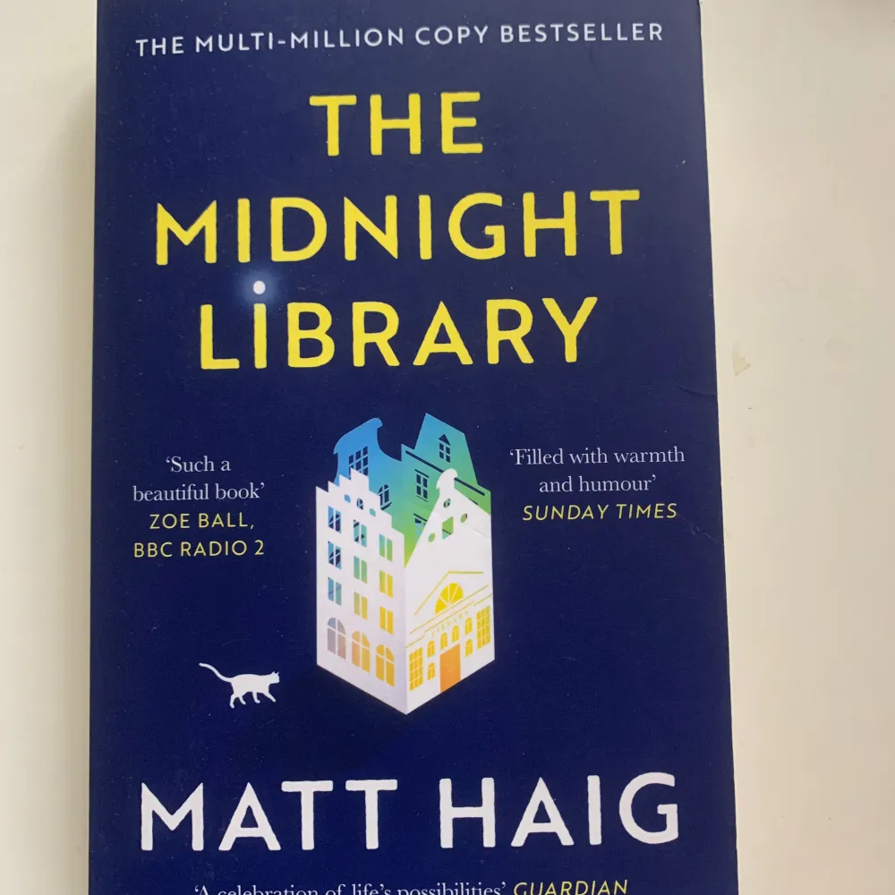 The Midnight Library av Matt Haig på engelska, har lite repor på fram och baksida men annars i gott skick . Övrigt.