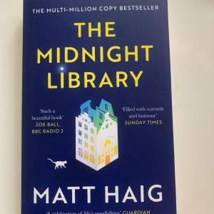 The Midnight Library av Matt Haig på engelska, har lite repor på fram och baksida men annars i gott skick 