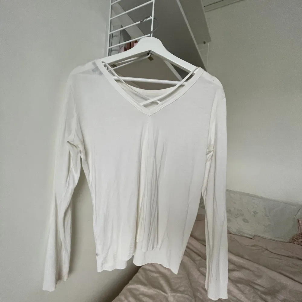 En vanlig vit tröja med lite detaljer i ryggen, andvänd fåtal gånger💕i storlek M men passar S och XS, skriv för bilder på, pris kan diskuteras💕. Tröjor & Koftor.
