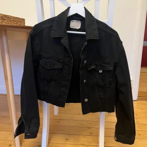 Croppad jeansjacka - Croppad jeansjacka 