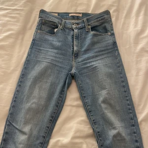Levis mile high super skinny  - Blå jeans från Levis i använt skick