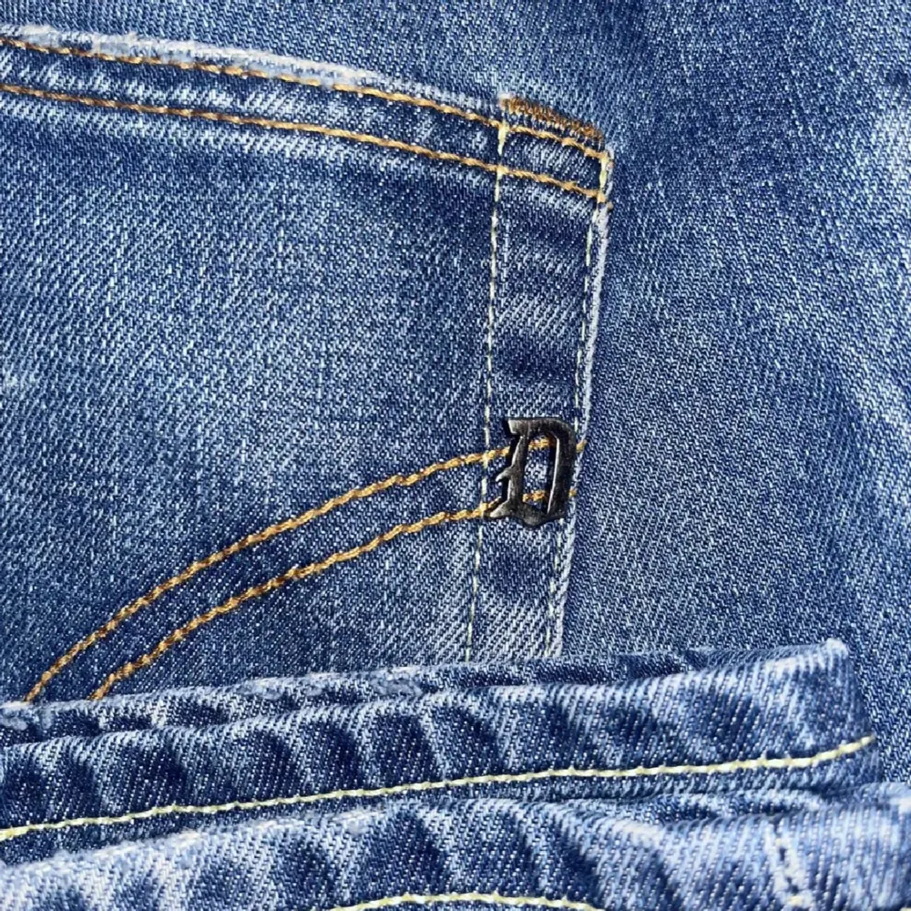 Ett par fräscha Dondup jeans i 30/31, Jeansen har varit ute på LuxuryStore  Färg: 🔵 Storlek: 30/31 Skick: 9/10 Inga defekter/flaws, mer info i dm😁. Jeans & Byxor.
