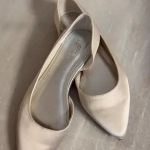 Helt nya ballerina/pumps skor från Asos Design storlek 38. Benvit.