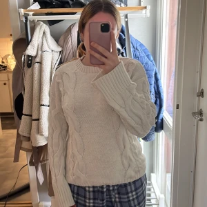 Stickad tröja  - Vit stickad tröja, knappt använd och väldigt fin. Säljer då jag har två stycken likadana. Utsvängda armar och väldigt skön