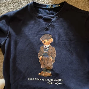 Ralph lauren  - Hej jag säljer denna Ralph lauren tröja som jag köpt i höst. Den är storlek S men den passar även för M. Skriv gärna om ni har frågor om tröjan eller om ni är intresserad:)  Pris kan pratas om.