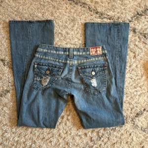 Ljusblå Bootcut true religion jeans i storlek 28. Midjemått tvärs över 35 cm, innerbenslängd 83 cm. Köpte i second hand i Tokyo använd 1 gång. Nypris 1600. 
