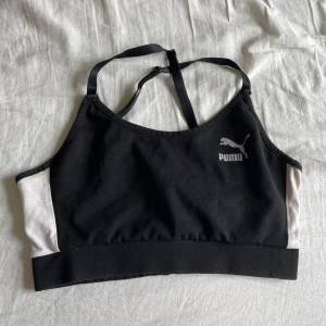 Sporttopp/ bh - Jätteskön Sporttopp/ sport bh från puma. Fint skick! 