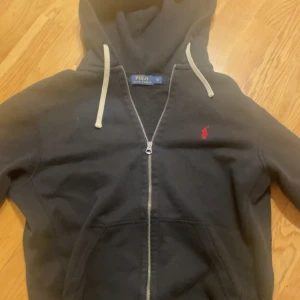 Ralph lauren zip hoodie  - Storlek M i rätt så bra skick 