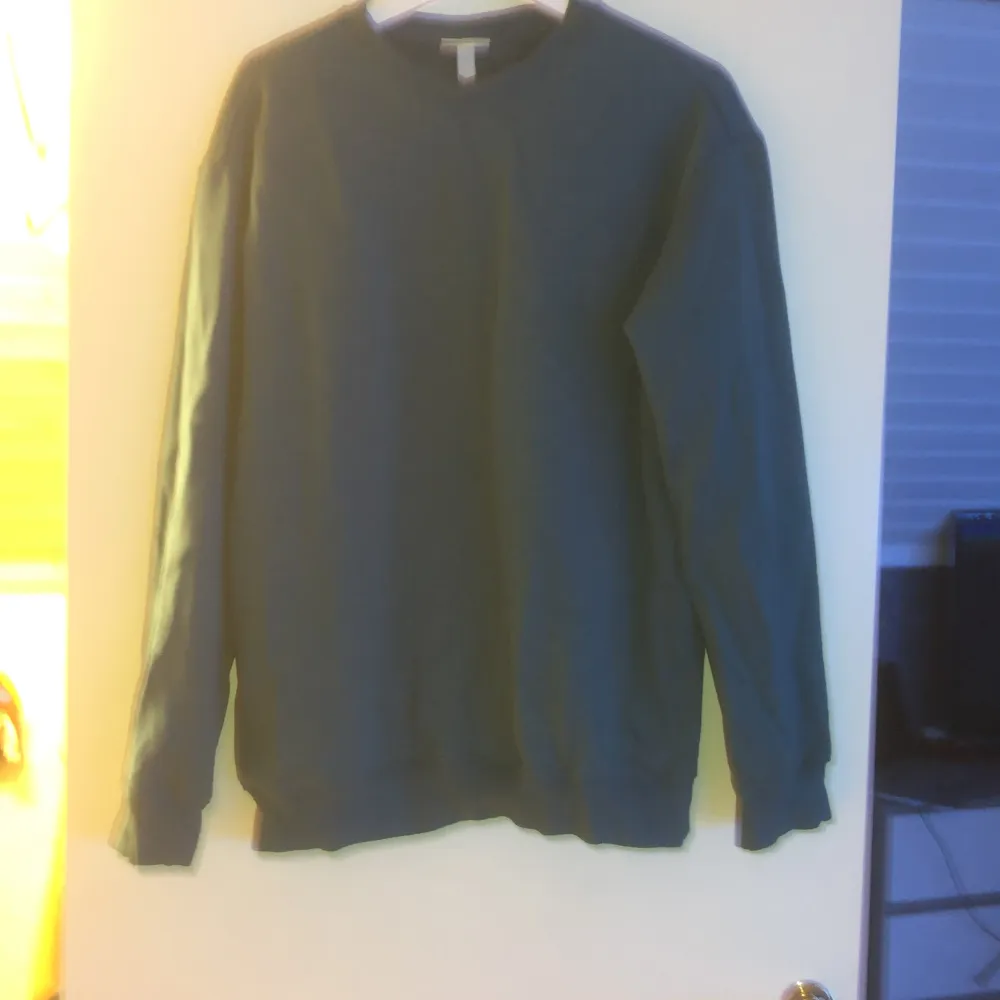 Det är en HM sweatshirt i storlek S (baggy) turkosblå inte använd vill du ha specifika bilder på att den inte är sliten kan du skriva . Hoodies.