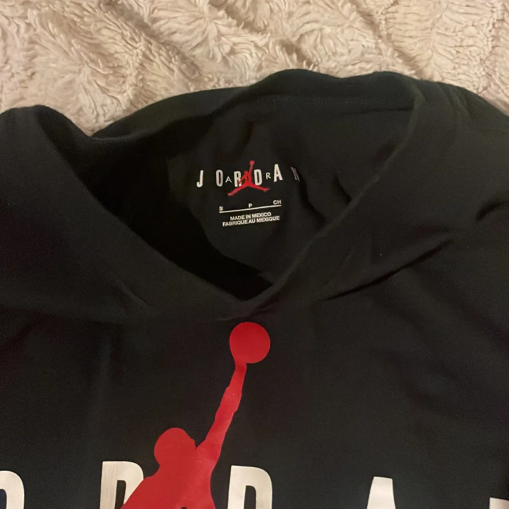 Säljer denna Jordan tröja då den inte kommer till någon användning längre💗. T-shirts.