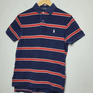 Polo Ralph Lauren Piké - Helt okej skick, storlek S, lite sönder längst ner på tröjan men inget märkvärdigt.