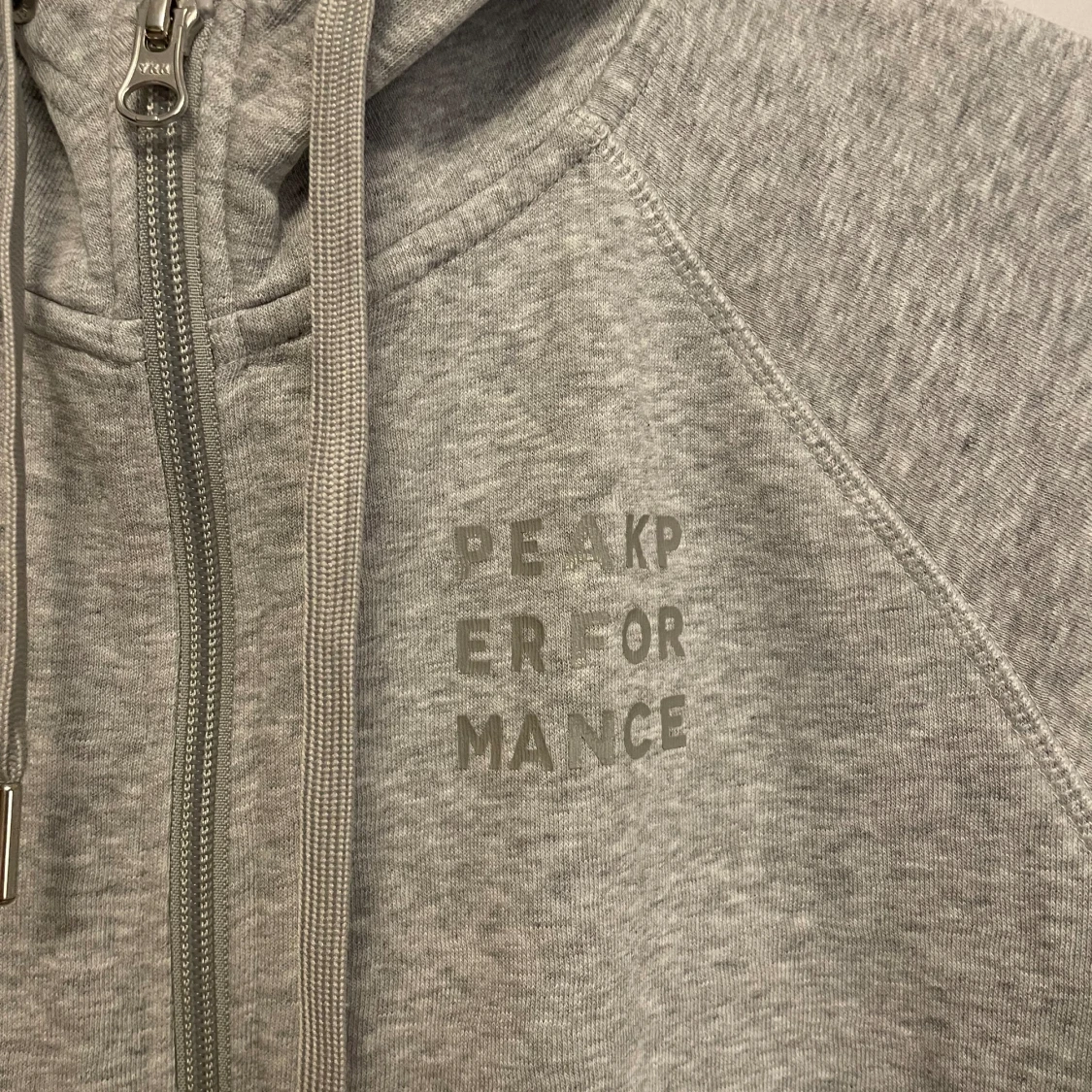 Fin ziphoodie från peak performance  - 90