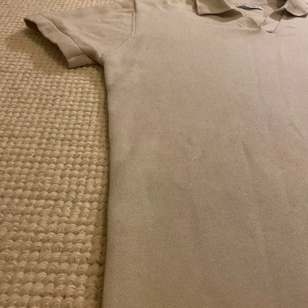Behöver du en ny sommar t-shirt? Perfekt, denna tröja från Zara är den rätta. Fantastiskt skön och snygg.   Storlek: S    Originalbutik: Zara    Material: Bomull    Skick: Bra    Pris: 149kr. T-shirts.