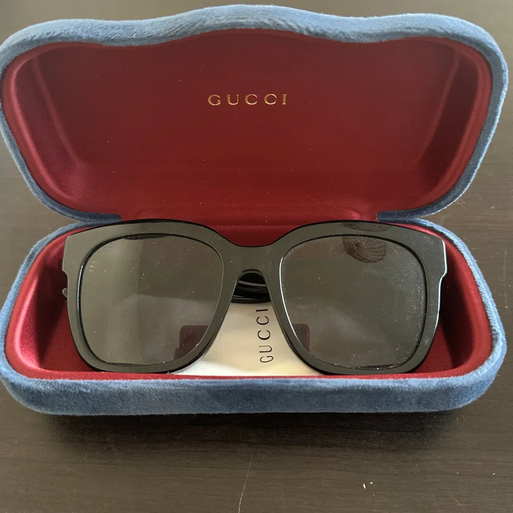 Säljer mina gucci solglasögon som är köpta på synoptik för 2700kr! Dem är i väldigt bra skick då jag bara använt dem ett fåtal gånger 💗. Accessoarer.