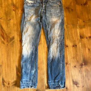 Säljer nu min brorsas ljusblå jeans från replay i storlek 34/34. De är väl använda och är i ganska dåligt skick där av priset! Kontakta vid frågor