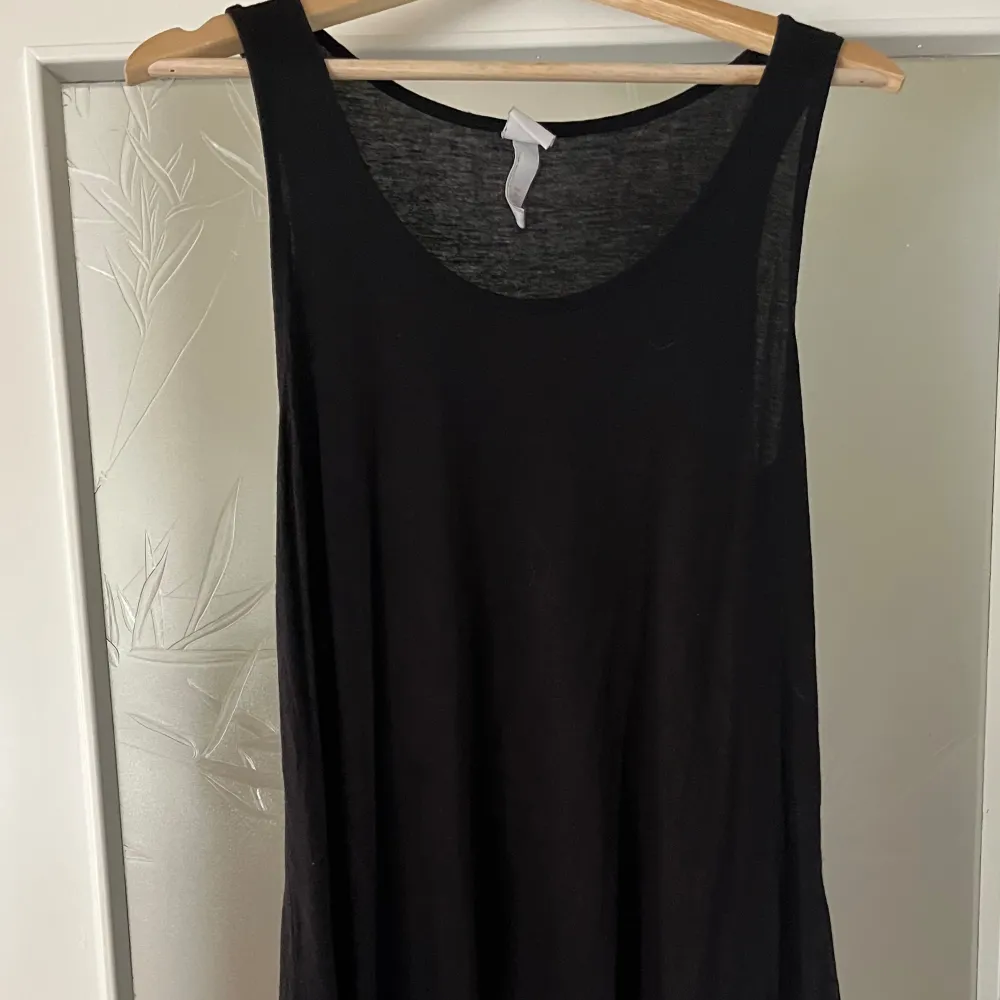 En fin svart klänning i storlek M, lagom i storlek, säljs då jag inte kommer ha användning av den.. Klänningar.