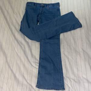 Mörkblå jeans Från H&M💙 Är i bra skick och har bara Används 2 gånger   Storlek: 170 passar för dig som är 160-168 lång 