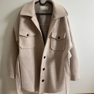 Beige kappa från NLY TREND. Strl S - Fint skick!  Storlek S 