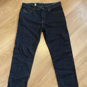 Dieseljeans  - Oanvända mörkblå Dieseljeans i storlek W33 - L32.