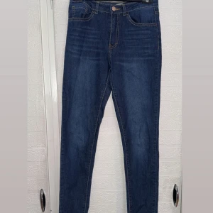 Levis - Använt 1 gånger köptes för 1200 säljer för 580 kr för dom är för små för mig nu  storlek Xs/S Väldigt sköna
