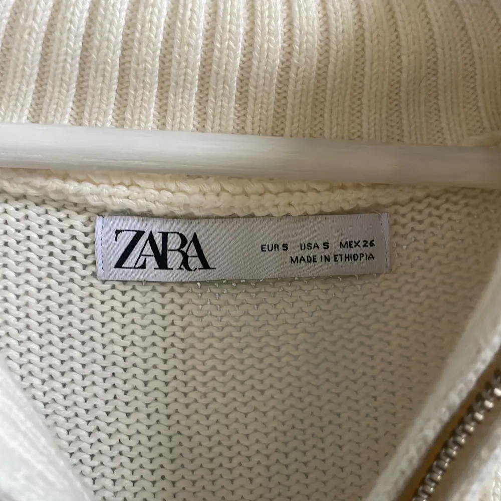 Supergulliga zip-up tröja från Zara i storlek S💕 Knappt använd, i mycket bra skick💕. Tröjor & Koftor.