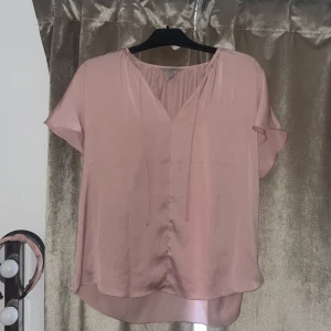 Rosa blus - En helt oanvänd rosa satinblus från hm🩷 
