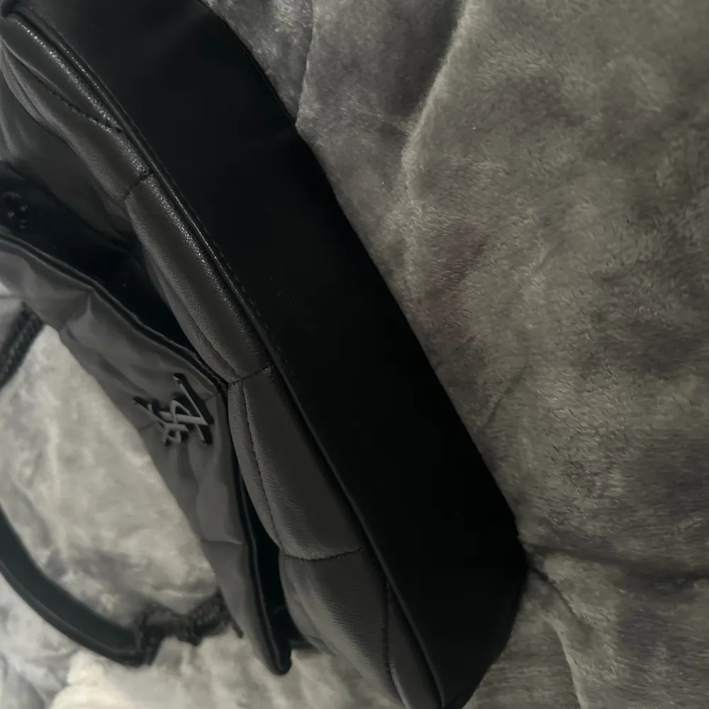 Helt svart YSL liknande väska i fint skick och kvalitet, stämplar och kort som en riktig! Går att ha på axeln eller som crossbody.. Väskor.