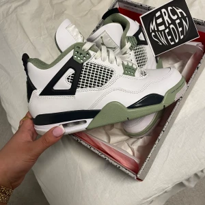 Jordan 4 - Använda 3 gånger, mycket bra skick En grön pistasch färg som gör hela skorna så snygga