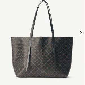 By Malene Birger Väska!!! Knappt använt - Knappt använt , köpt i slutet av augusti 2023! I svart och brunt 🥰 Köpte för 2800 kr!