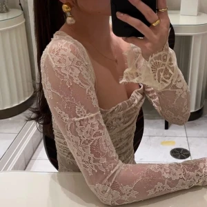 Vit klänning  - Jätte fin klänning från houce of cb, råkade beställa en för liten storlek! Aldrig använt och bilderna är lånade bilder med storlek xs som min! Ny pris 4200 mitt pris 3000🤍