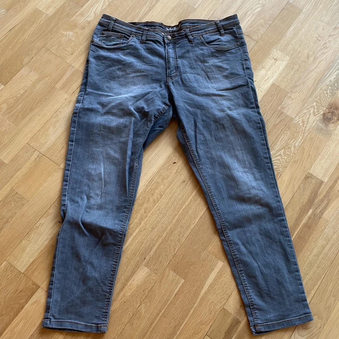 Gråa Jeans