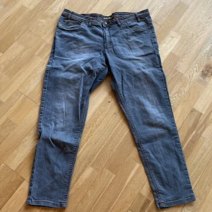 Gråa Jeans  - Säljer nu ett par gråa jeans från John baner strl 48. Bra skick