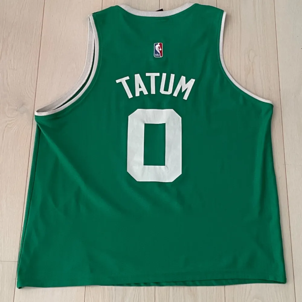 Basketlinne/Jersey.  NBA-laget Boston Celtics med Jayson Taytum #0 på ryggen. I gott skick men dessvärre inte äkta, därav det låga priset. Angiven storlek är XXL men sitter som L/XL. . T-shirts.