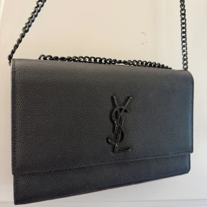 Ysl väska  - Ysl väska svart säljes pga att märket blivit lite skavt 