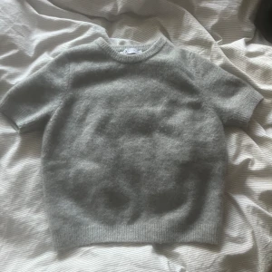 Kortärmad stickad tröja - Säljer min kortärmade jätte fina tröja från zara som jag inte längre har någon användning för. Den är i jätte fint skick och endast använd två gånger! 