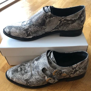 Skor, Blankens - Blankens, the Angie i färgen Reptile. Skinnskor. Sparsamt använda och utan  synliga brister. 