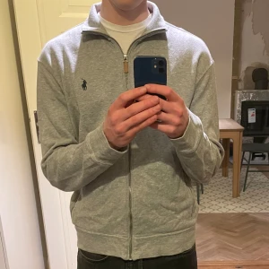 Ralph Lauren zip - Grå Ralph Lauren zip i bra skick och snygg passform i storlek M. Pris kan diskuteras och om du har någon fråga är det bara att ställa! 😃