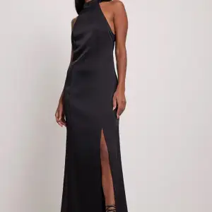 En superfin svart elegant klänning som endast är använd en gång. Perfekt till bal eller studentskiva exempelvis🌸