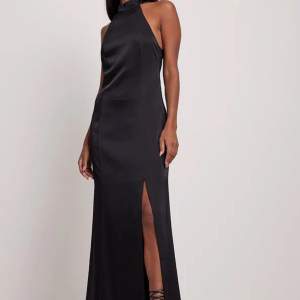 En superfin svart elegant klänning som endast är använd en gång. Perfekt till bal eller studentskiva exempelvis🌸