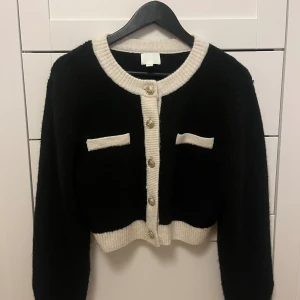 kofta med guldknappar  - Säljer denna jättesöta koftan från H&M då den inte kommer till användning. Använd enstaka gånger, väldigt bra skick! 