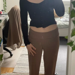 Söt topp - Säljer min söta topp som inte används då det inte riktigt är min stil. Storlek S. Något croppad och har små knappar på framsidan så man kan knäppa upp ifall man vill bära den som en kofta och inte en topp/tröja. 💗