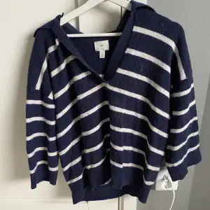 En jättefin marinblå stickad tröja från H&M. I storlek S. Skulle säga att den sitter bra på en M också.  Använd ca 8 gånger. 